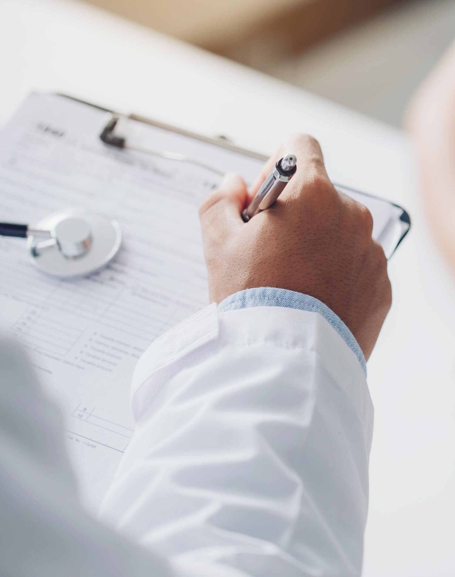 Symbolbild: Notizen auf Klemmbrett (Patienteninfos zur Narkose)